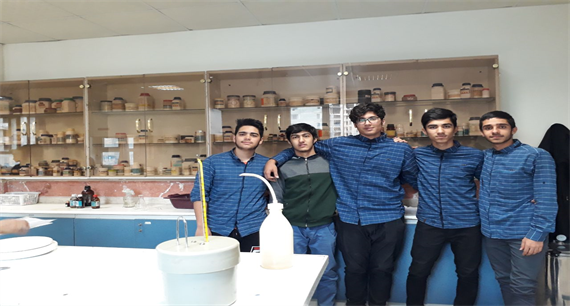 همراه با دانش آموزان در آزمایشگاه شیمی